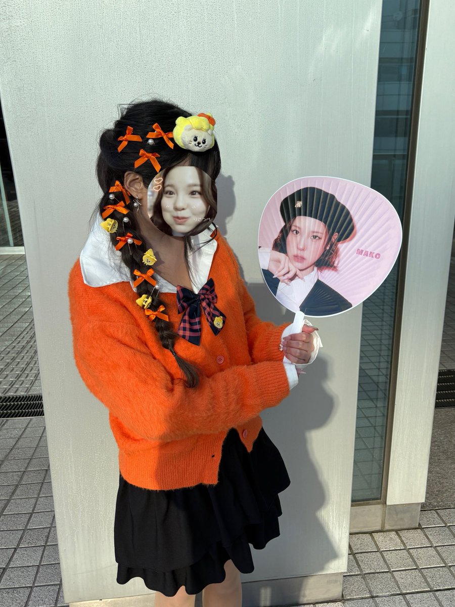mko_023's tweet photo. マコちゃんカラーのニットとWinter tripのリボンで組んだ制服風コーデ🧡🎀.⋆
ブース入った時にマコちゃんの第一声、可愛いって褒めてくれて嬉しかった.ᐟ.ᐟ(⸝⸝o̴̶̷᷄ ·̭ o̴̶̷̥᷅⸝⸝)
マコちゃんと制服お揃いでツーショット撮れたの幸せだった🥹🥹

#NiziU #MAKO #MAKO_bubble #NiziU_2shot https://t.co/R9APgjCCfp