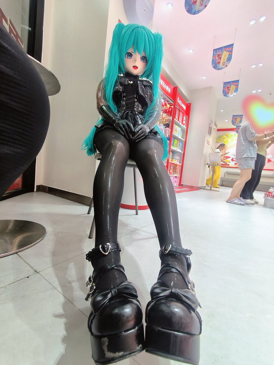 kig_tianyi's tweet image. 突然营业一下，吓吓你们(☉д⊙)
依旧是乳胶娃娃外出
👔：@liyaroom