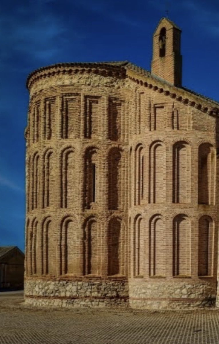 El ábside románico mudéjar de ochocientos y pico años que se ha caído hoy en Muriel de Zapardiel.
Muriel tiene cien habitantes censados; no creo que la ordinalidad les permita reconstruirlo