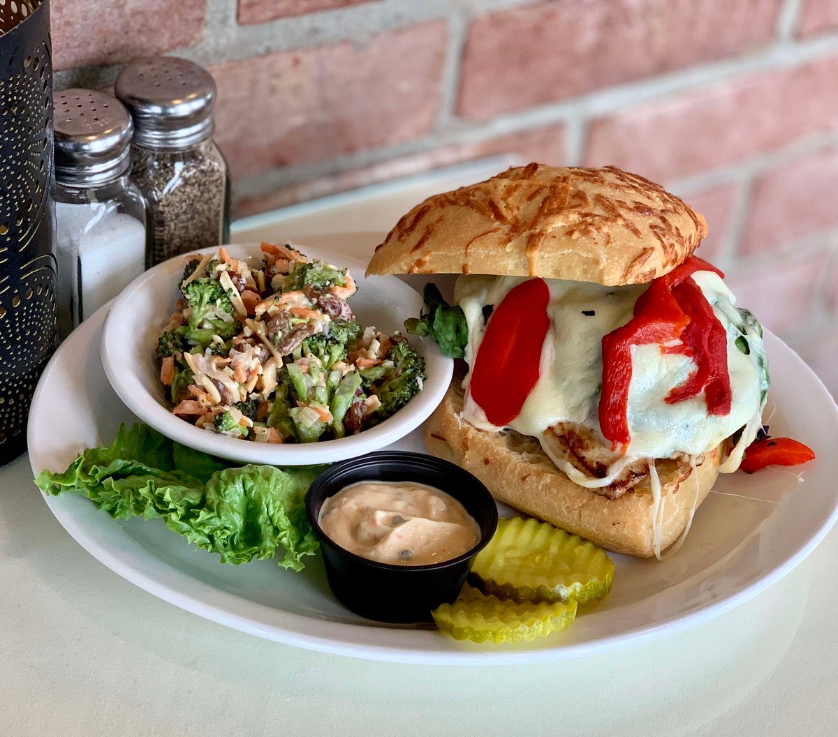 Experience The Shakespeare at Bobby Byrne's today! 🍅🥬 Grilled chicken, spinach, roasted red peppers and more on toasted focaccia. It's a crowd pleaser! 😋 #BobbyByrnes #TheShakespeare #FoodLovers
