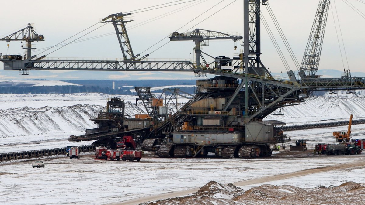 Neuer Beitrag online!
Großbrand im Tagebau Nochten – Tagebaugroßgerät in Flammen 
Seit den frühen Morgenstunden kommt es im Tagebau Nochten zu einem umfangreichen Großeinsatz der Feuerwehren. Am frühen Morgen war in einem sogenannten Absatzer ein Brand ...
blaulichtreport-lausitz.de/grossbrand-im-…