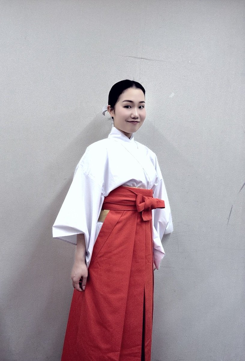 Satsu__ki27's tweet photo. 第五章では巫女役でした🤣
まさか、
神に仕える役をさせていただくことになるとは😇
綺麗に着付けていただきありがとうございました😍😍 https://t.co/6r3NSkXcKy