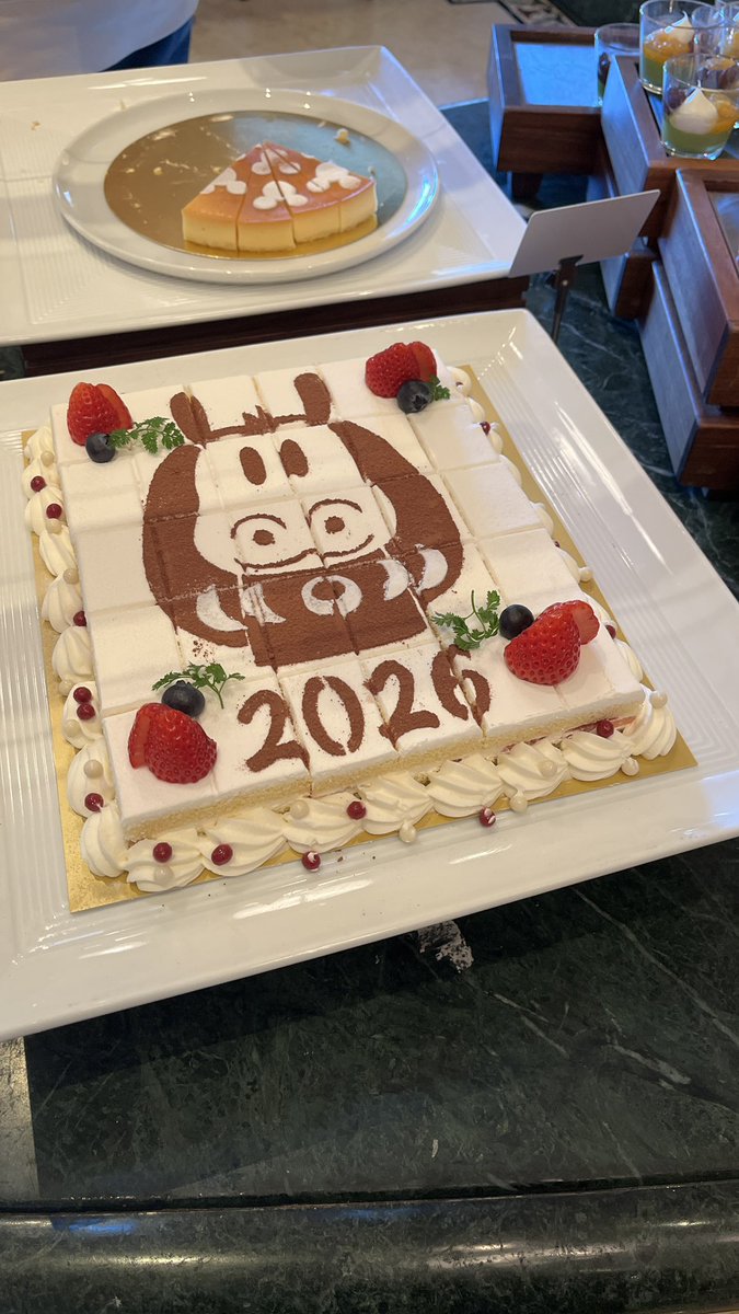 h_kassy's tweet photo. ディズニーホテルのレストラン、シャーウッドガーデンのニューイヤーメニューを滑り込みセーフで食べてきた❕🍽️✨
ウェルカムボードも盛り付けも映えの最先端👏✨
もちろん、お味も格別だった😋

洋食はもちろん、中華も和食もスイーツもほぼ全てのメニューを食べて大満足でした😌 https://t.co/BLX8WoSpU8