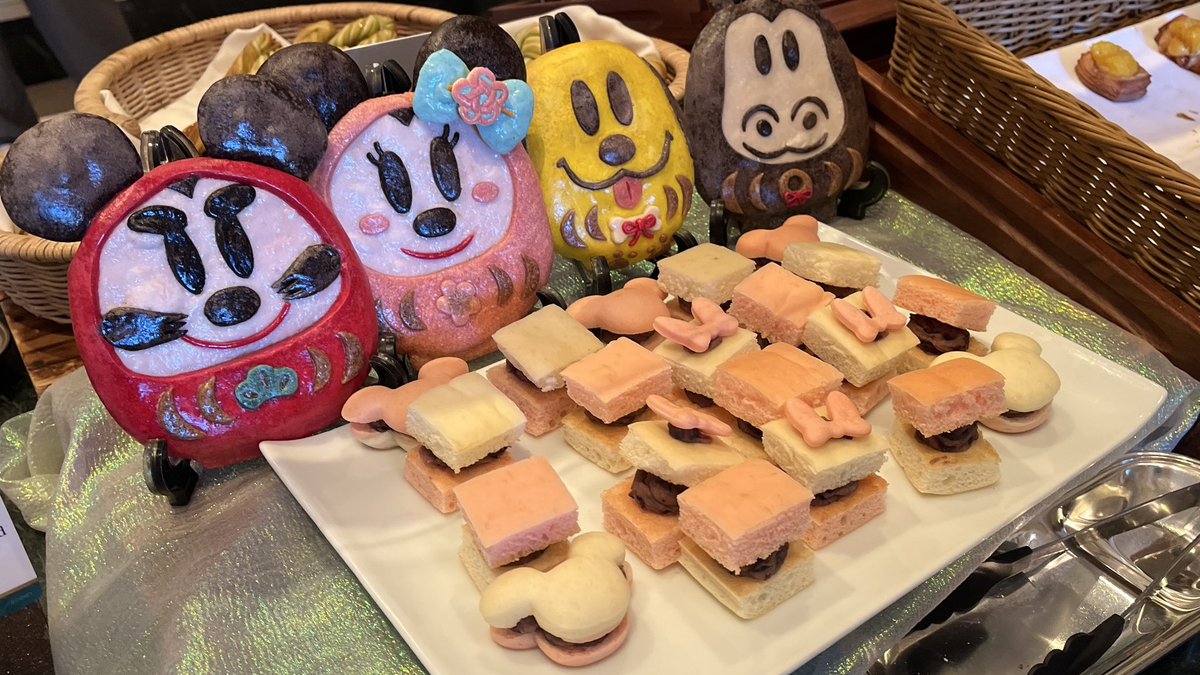 h_kassy's tweet photo. ディズニーホテルのレストラン、シャーウッドガーデンのニューイヤーメニューを滑り込みセーフで食べてきた❕🍽️✨
ウェルカムボードも盛り付けも映えの最先端👏✨
もちろん、お味も格別だった😋

洋食はもちろん、中華も和食もスイーツもほぼ全てのメニューを食べて大満足でした😌 https://t.co/BLX8WoSpU8