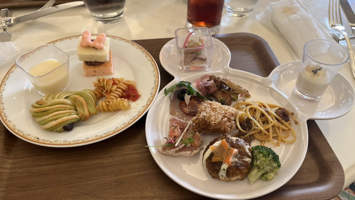 h_kassy's tweet photo. ディズニーホテルのレストラン、シャーウッドガーデンのニューイヤーメニューを滑り込みセーフで食べてきた❕🍽️✨
ウェルカムボードも盛り付けも映えの最先端👏✨
もちろん、お味も格別だった😋

洋食はもちろん、中華も和食もスイーツもほぼ全てのメニューを食べて大満足でした😌 https://t.co/BLX8WoSpU8