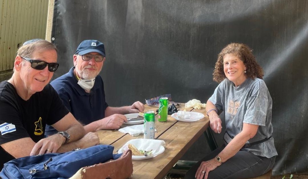 Grilling4Israel's tweet photo. Thankful for every pair of hands that keeps the mission going.  💙🙌
Join the team that makes this magic happen: https://t.co/MI3t7ka5Wn

#idf #israelstrong #supportourtroops #volunteerwithus #kosherbbq https://t.co/FjeQbTdp4f