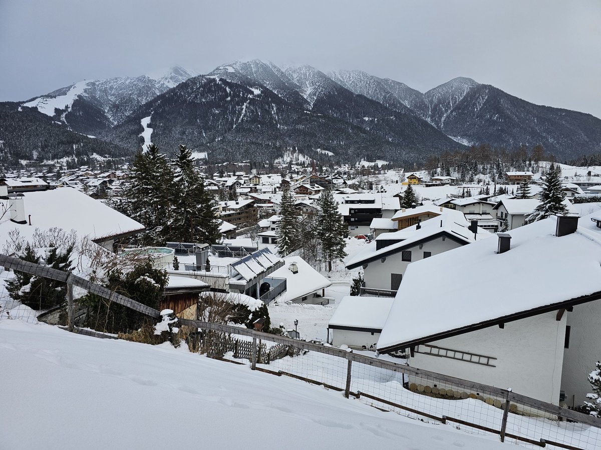wetterkoess's tweet photo. Mittlerweile regnet es auch hier auf knapp 1200m bei Werten knapp über 0°C, um 3 Uhr früh lag die Temperatur noch bei -18°C (via @pflotsh)
#Warmfront https://t.co/kpiDT0kKLs