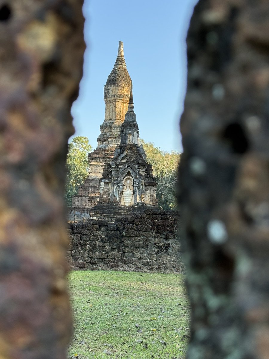 สุโขทัย มีโบราณวัตถุที่ทรงคุณค่า รอให้เราได้ไปเที่ยวชมอยู่ เพื่อรับรู้ถึงความเป็นเราในอดีต ที่ยังคงมองเห็นในปัจจุบัน