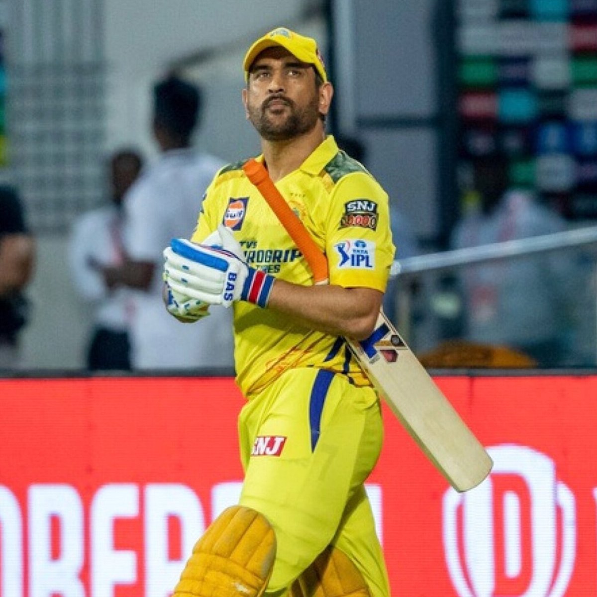 Mahi_Patel_07's tweet photo. 🚨 MS Dhoni on Why He Bats Later in IPL 🚨

MS Dhoni said:

"Right now, I’m the dessert, while others are the starter and the main course. My role is to come in later and finish strong. If you make the dessert your main course, you might get diabetes! Cricket, like a meal, needs timing, play your part at the right moment, and the result will be sweet."

— MS Dhoni at an event.