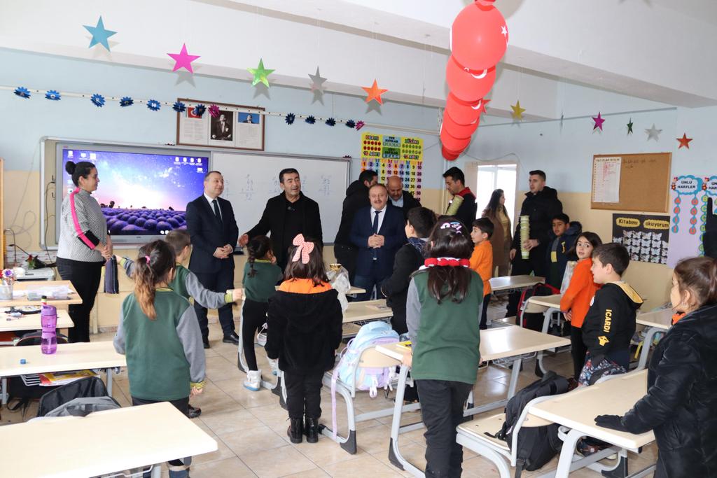 bunyanilcemem's tweet photo. İlçe Milli Eğitim Müdürümüz ve Kızılay İşbirliği ile ilçemizdeki okullarda kan bağışı kampanyası düzenlendi. Kampanyamıza destek veren ilçe kaymakamımız Sayın Yücel Erdem'e,  Bünyan Belediye Başkanımız Selahattin Metin'e ve kan bağışı yapan vatandaşlarımıza teşekkür ederiz https://t.co/XxAScrHLM7
