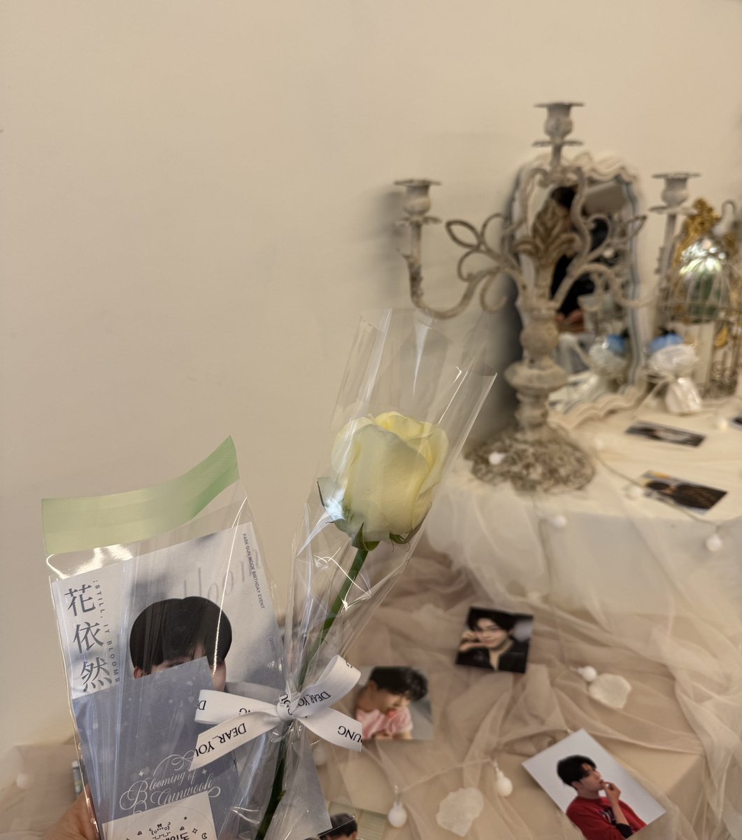 wook0110luv's tweet photo. 💡디어영

너무 깔끔하고 예쁘게 꾸며져 있었어요☺️ 겨울과 잘 어울리는 건욱이 사진들도 너무 예쁘고 백장미 덕분에 하루종일 행복했어요🤍🎶

#Still_itblooms
#그럼에도불구하고_여전히_박건욱 https://t.co/JtMOEm5Y6u