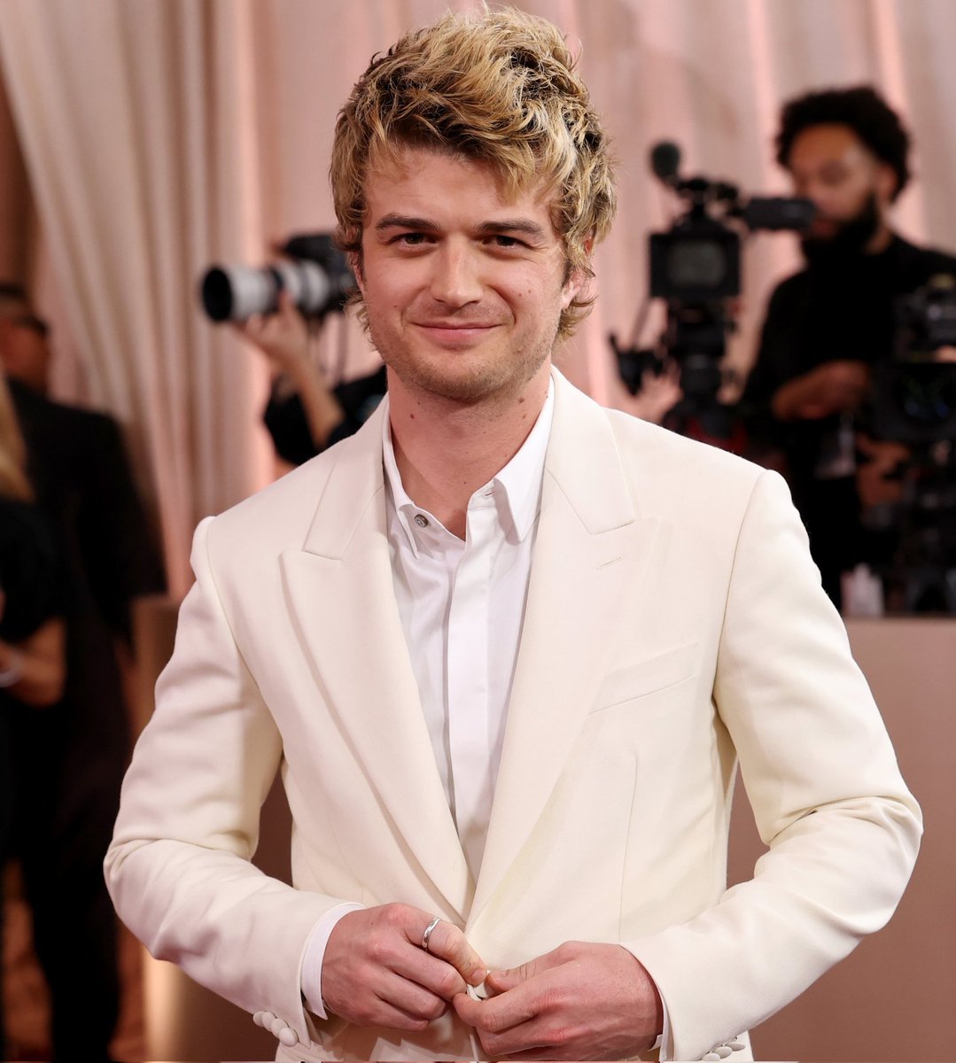 AcervoDjo's tweet photo. 🇧🇷 Joe Keery sobre a vitória de O Agente Secreto e Wagner Moura no #GoldenGlobes2026 

"Ele (Wagner Moura) é um ator incrível, nunca vi uma atuação tão boa igual a dele...'O Agente Secreto' foi um dos melhores filmes que eu assisti em 2025. O Brasil mereceu esses prêmios." https://t.co/2pwyorMsKj