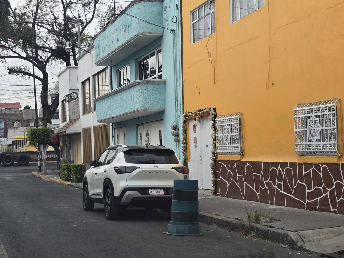 Andy_Contento's tweet photo. Ya toda la gente se cree dueña de la calle y piensan que la calle es parte de su cochera, si nos pudieran ayudar al retiro de estos conos Norte 82 Gertrudis Sánchez 2 secc 07839 entre oriente 95 y angel albino corso @TuAlcaldiaGAM @UCS_GCDMX @LaSEMOVI https://t.co/dvzi6uufqI