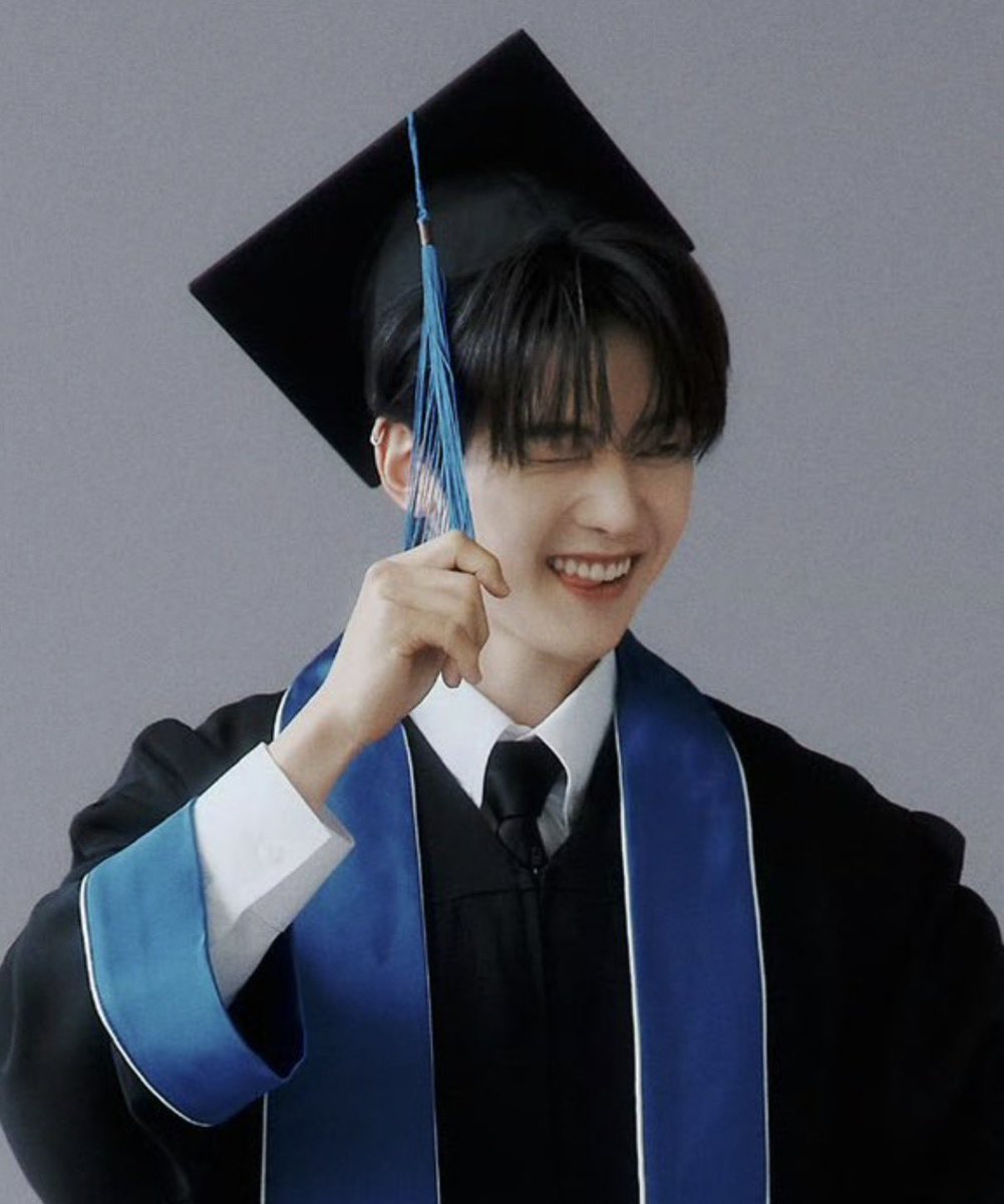 Luv5u28's tweet photo. 졸업사진이 이렇게나 깜찍할 수 있다고.. https://t.co/iZwMmBodLN