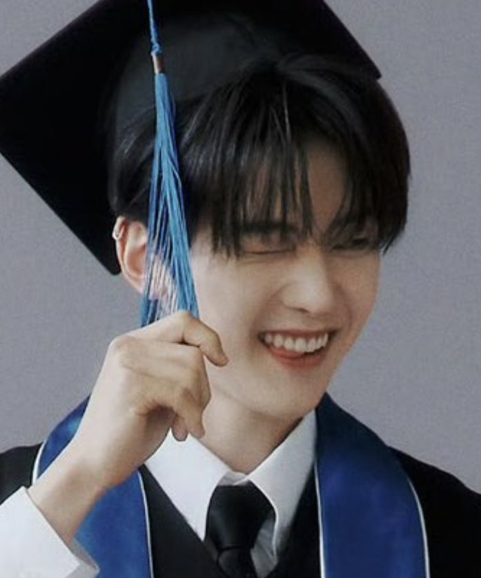 Luv5u28's tweet photo. 졸업사진이 이렇게나 깜찍할 수 있다고.. https://t.co/iZwMmBodLN