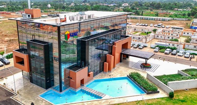 actualites229's tweet photo. 🇧🇯 La Zone industrielle de Glo-Djigbé (GDIZ) a été désignée meilleure zone industrielle d’Afrique et classée au 7ᵉ rang mondial en 2025 par @fDiIntelligence, organe du @FT spécialisé dans l’analyse des investissements directs étrangers, à l’occasion des Global Free Zones of the Year Awards.