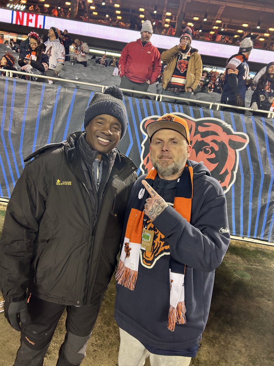 itz_d78's tweet photo. @KyleBrandt @gmfb @ChicagoBears @MattForte22 @paytonsun @KyleBrandt i met neal anderson week 16 great guy and got his autograph 🐻⬇️ https://t.co/FkY8yvU6SC