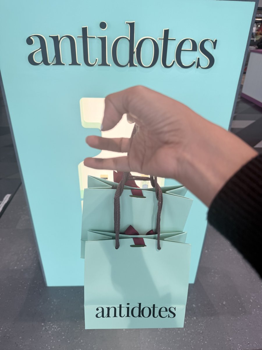 ซื้อขวดจิ๋วมาลองใช้ กลิ่น vin chaud  กับ violet daydream (vanillin peony อาจจะหวานไปนิดสำหรับเรา) วันนี้ลองใช้กลิ่นติดผิวดีแล้วก็ไม่เหนอะหนะหลังทาเสร็จ ✨🤍
#AntidotesxPhuwin
#phuwintang