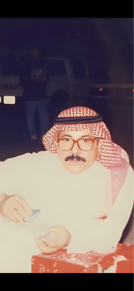 فهد بن عبدالله علي العقلا 

أحد الشخصيات الحائلية الذي رحل بجسده لكن أثـره بـاق في قلوب من خدمهم ..
 سخّر منصبه لخدمة الناس، فترك أثرًا لا يُنسى في كل من عرفه. لم يكن يُفرق بين قريب أو بعيد ، بل كانت أبوابه مفتوحة للجميع . واليوم ينعكس أثره الطيب على أبنائه ، الذين ورثوا محبة