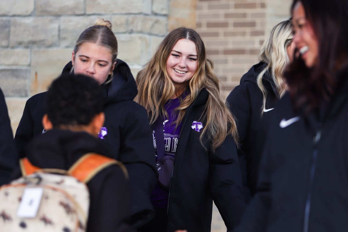 TarletonSB's tweet photo. We had a blast welcoming the kids back to school this morning!

#TexanSoftball https://t.co/NlV8Dbw0He