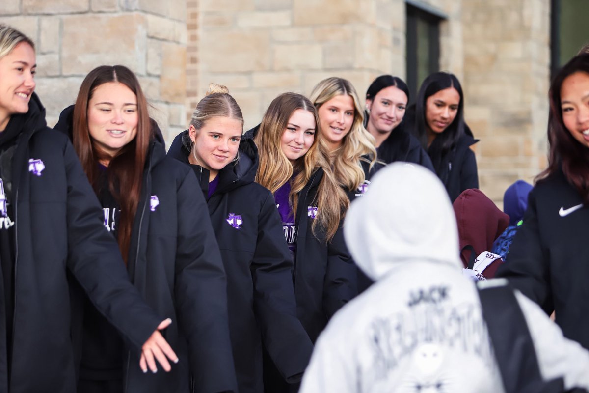 TarletonSB's tweet photo. We had a blast welcoming the kids back to school this morning!

#TexanSoftball https://t.co/NlV8Dbw0He