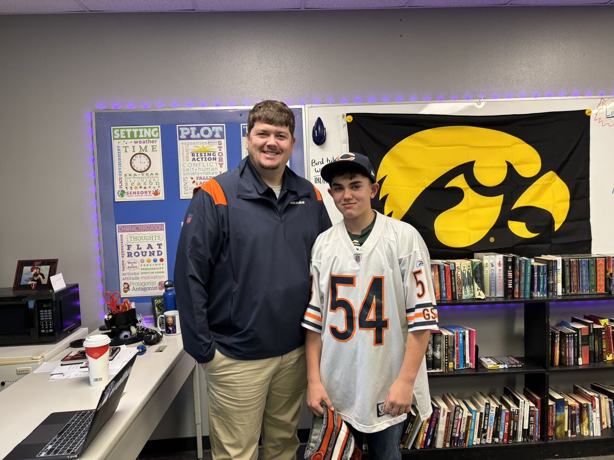 bracednh's tweet photo. It’s been a little bit since I’ve posted, but when a student makes a friendly wager on the Bears-Packers Game, you make him pay up! #DaBears https://t.co/2rpciweeCr