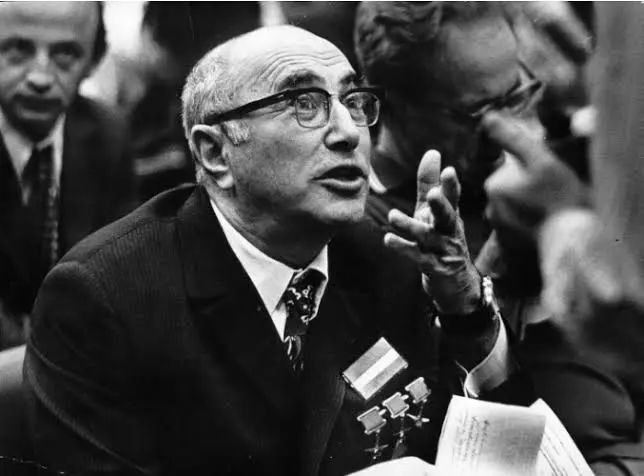 Kaju_Nut's tweet image. POV: you’re Yakov Borisovich Zel’dovich
&amp;gt;enter physics without a university education
&amp;gt;become leading figure in chemical physics and detonation theory
&amp;gt;make major contributions to Soviet nuclear weapons
&amp;gt;start second career as gravitational physicist in your late 40s
&amp;gt;discover…