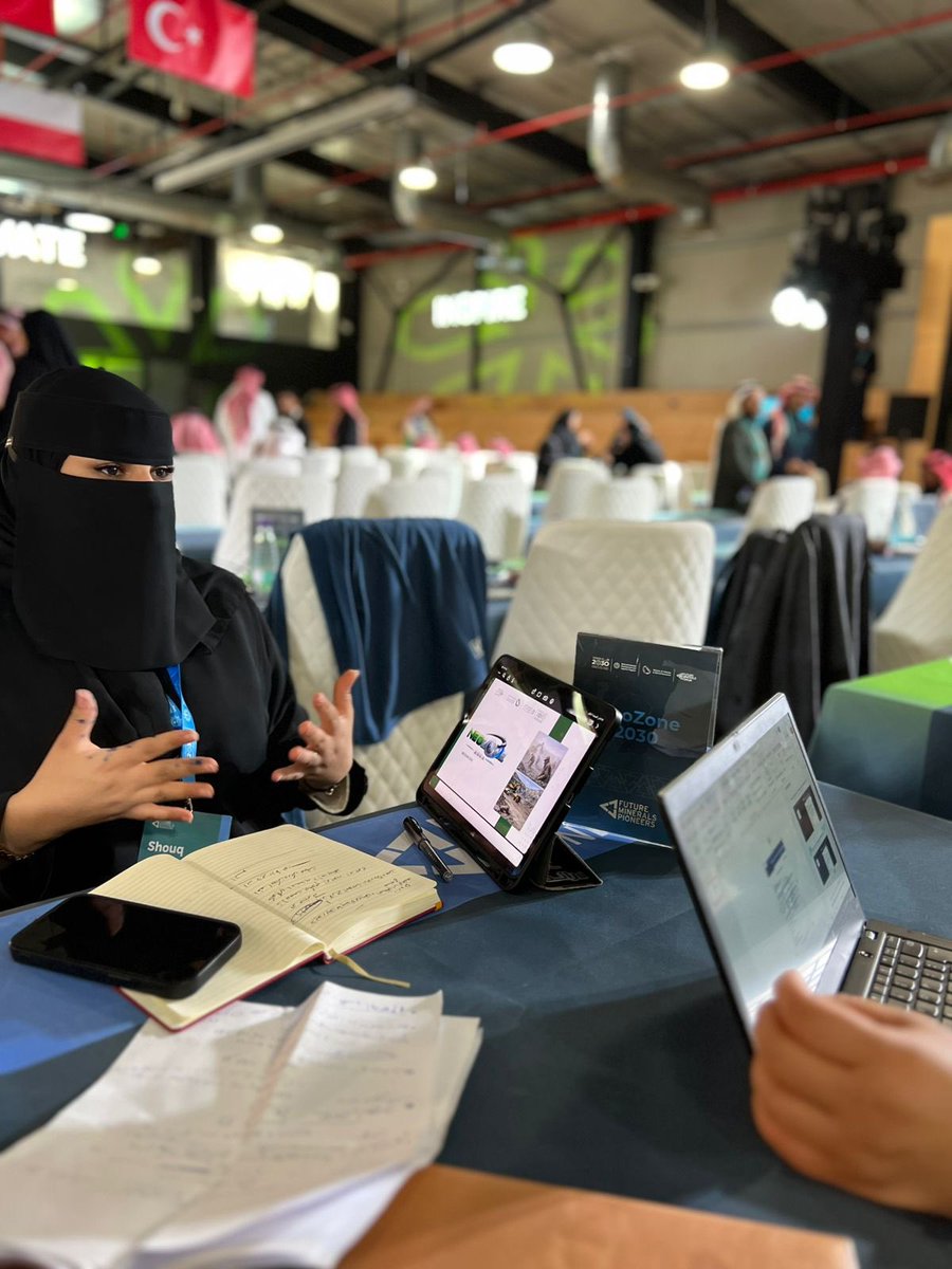 NBU_KSA's tweet image. طلبة كلية الهندسة بـ #جامعة_الحدود_الشمالية يشاركون في المنافسة العالمية لرواد مستقبل المعادن، المقامة على هامش #مؤتمر_التعدين_الدولي، ضمن مشاركة دولية تجمع باحثين وطلبة وروّاد أعمال، دعمًا للابتكار وتعزيز حضور الجامعة في قطاع التعدين.