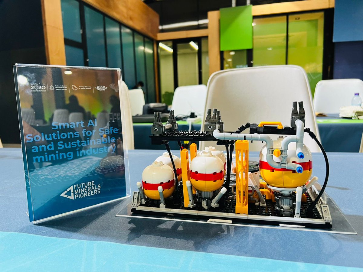 NBU_KSA's tweet image. طلبة كلية الهندسة بـ #جامعة_الحدود_الشمالية يشاركون في المنافسة العالمية لرواد مستقبل المعادن، المقامة على هامش #مؤتمر_التعدين_الدولي، ضمن مشاركة دولية تجمع باحثين وطلبة وروّاد أعمال، دعمًا للابتكار وتعزيز حضور الجامعة في قطاع التعدين.