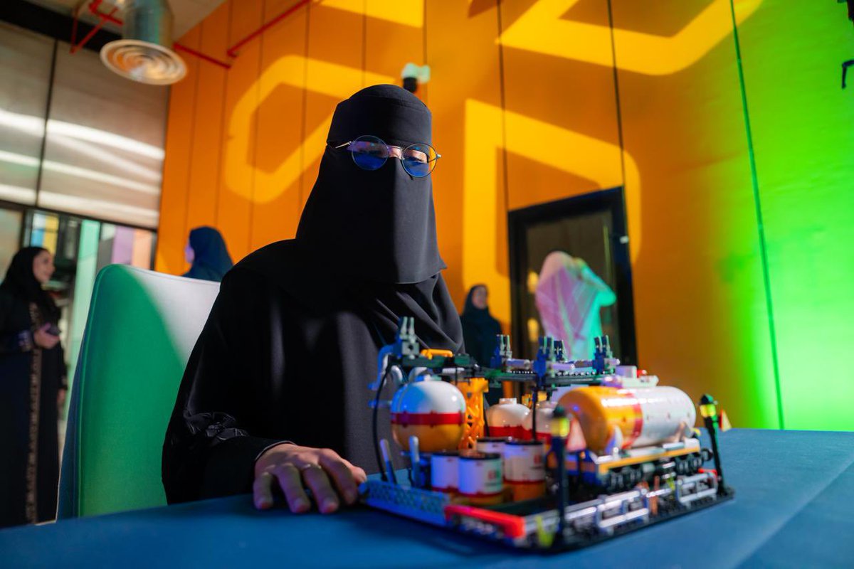 NBU_KSA's tweet image. طلبة كلية الهندسة بـ #جامعة_الحدود_الشمالية يشاركون في المنافسة العالمية لرواد مستقبل المعادن، المقامة على هامش #مؤتمر_التعدين_الدولي، ضمن مشاركة دولية تجمع باحثين وطلبة وروّاد أعمال، دعمًا للابتكار وتعزيز حضور الجامعة في قطاع التعدين.