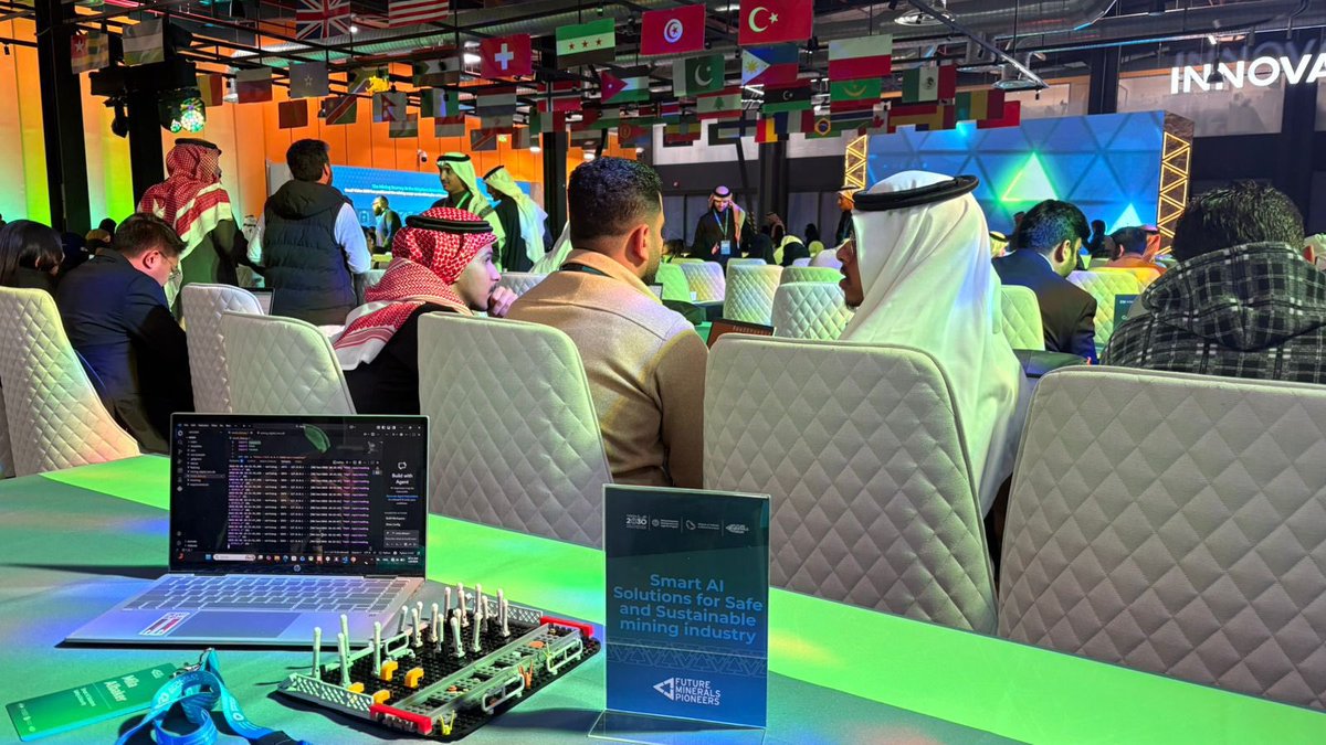 NBU_KSA's tweet image. طلبة كلية الهندسة بـ #جامعة_الحدود_الشمالية يشاركون في المنافسة العالمية لرواد مستقبل المعادن، المقامة على هامش #مؤتمر_التعدين_الدولي، ضمن مشاركة دولية تجمع باحثين وطلبة وروّاد أعمال، دعمًا للابتكار وتعزيز حضور الجامعة في قطاع التعدين.