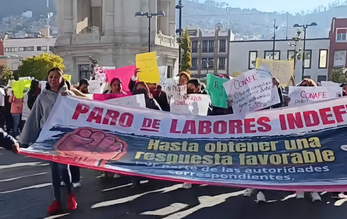 puntoporpuntomx's tweet image. ⭕️👩‍🏫|| Docentes de #CONAFE se manifiestan en las calles del centro de #Pachuca, para exigir mejores condiciones laborales y un mejor salario, ya que aseguran perciben alrededor de 5 mil pesos mensuales