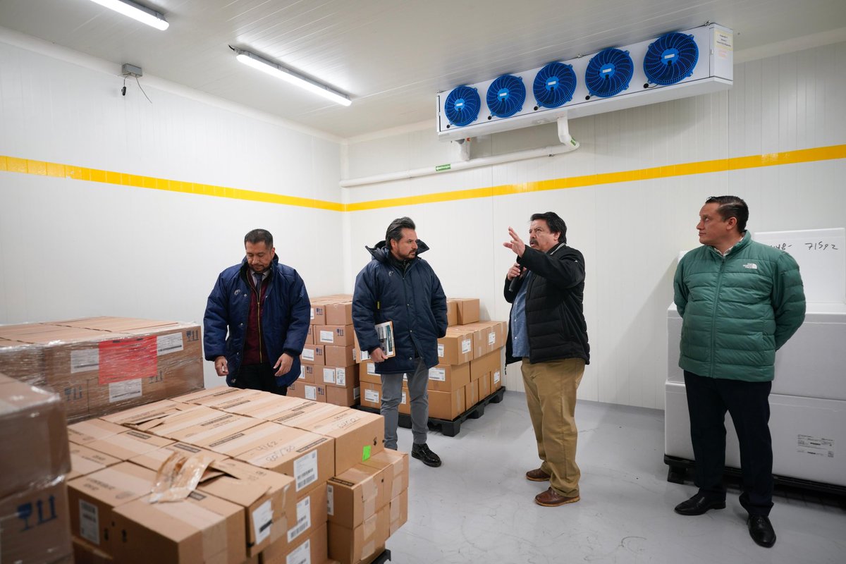 zoerobledo's tweet photo. 🏗️📦 Reinauguramos el Almacén Delegacional de Vallejo, en la Ciudad de México, un espacio clave para la logística y el abasto de @Tu_IMSS. Hoy inició operaciones con el ingreso de insumos y medicamentos, fortaleciendo la cadena de suministro.

🚚 Todos los días, desde aquí se movilizan más de 25 toneladas de insumos para abastecer hospitales y unidades médicas de la CDMX Sur, garantizando oportunidad, seguridad y continuidad en la atención.

Seguimos reconstruyendo y modernizando la infraestructura que hace posible cuidar la salud de millones de mexicanas y mexicanos. 💚🏥
