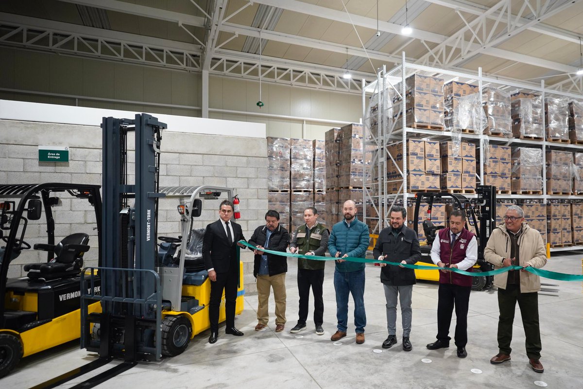 zoerobledo's tweet photo. 🏗️📦 Reinauguramos el Almacén Delegacional de Vallejo, en la Ciudad de México, un espacio clave para la logística y el abasto de @Tu_IMSS. Hoy inició operaciones con el ingreso de insumos y medicamentos, fortaleciendo la cadena de suministro.

🚚 Todos los días, desde aquí se movilizan más de 25 toneladas de insumos para abastecer hospitales y unidades médicas de la CDMX Sur, garantizando oportunidad, seguridad y continuidad en la atención.

Seguimos reconstruyendo y modernizando la infraestructura que hace posible cuidar la salud de millones de mexicanas y mexicanos. 💚🏥