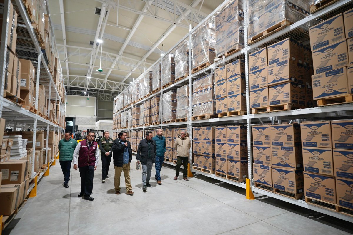 zoerobledo's tweet photo. 🏗️📦 Reinauguramos el Almacén Delegacional de Vallejo, en la Ciudad de México, un espacio clave para la logística y el abasto de @Tu_IMSS. Hoy inició operaciones con el ingreso de insumos y medicamentos, fortaleciendo la cadena de suministro.

🚚 Todos los días, desde aquí se movilizan más de 25 toneladas de insumos para abastecer hospitales y unidades médicas de la CDMX Sur, garantizando oportunidad, seguridad y continuidad en la atención.

Seguimos reconstruyendo y modernizando la infraestructura que hace posible cuidar la salud de millones de mexicanas y mexicanos. 💚🏥