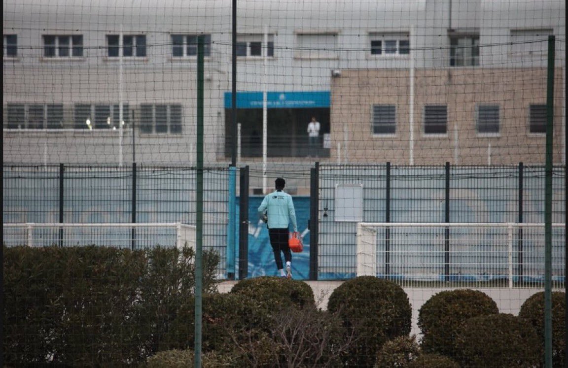 OFFICIEL 🚨 :

Mis à l'ecart par le club après son transfert quasi confirmé à Rome, Robinio Vaz s'entraîne tout seul cet après midi

On en pense quoi du transfert ? 

#TeamOM #OM 

<a href="/adrien_pittore/">Adrien Pittore</a>