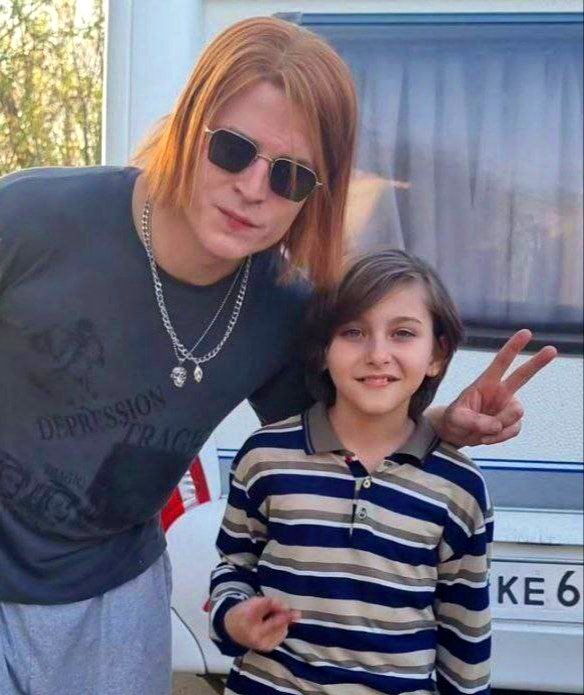 - Дядь, а дядь, а откуда у тебя такая странная футболка, такие странные кулоны и глаза накрашенные? 
- Птичка в клювике принесла ☺️
#мгипп