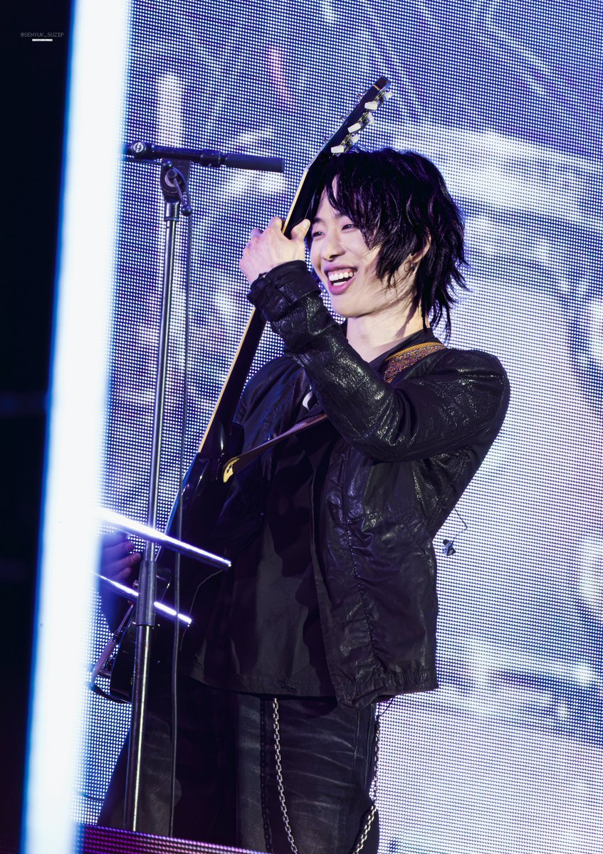 251225 부산 썸데이 

드럼 옆으로 가서 같이 웃던 그 모습이 너무너무너무 아름다웠어요 ,, 🤘🏻🥁🎸

#권세혁 #드래곤포니 #DragonPony