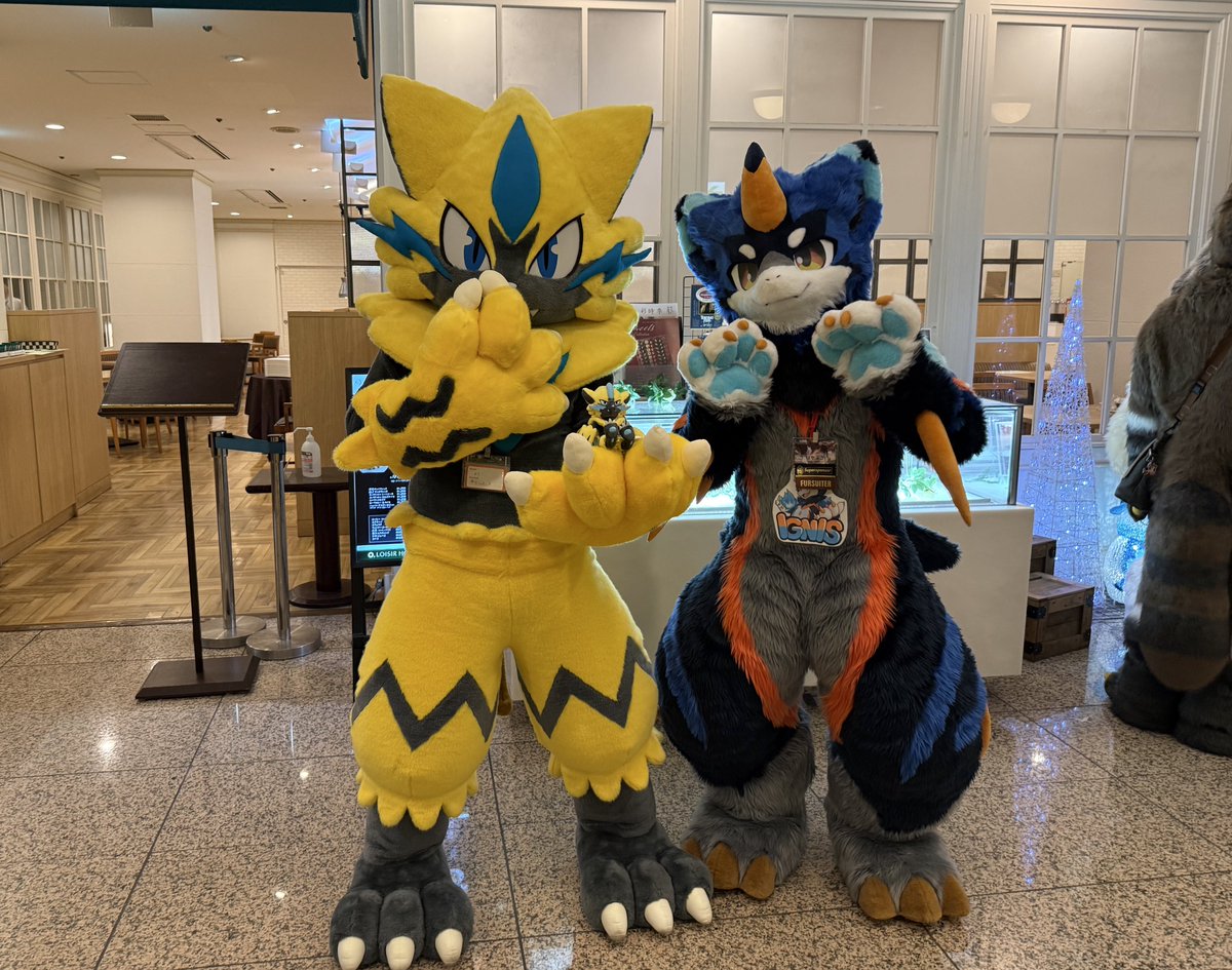 fu_uVL's tweet photo. #JMoF2026 ゼラオラ(ポケモンfit)とスリーショット撮ってもらった!おっきい!
#VRJMoF には知ってる顔がいr……カエンタケ…カエンタケ…… https://t.co/S69f9xREPL