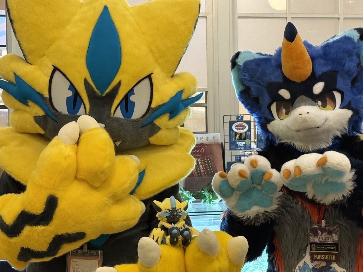 fu_uVL's tweet photo. #JMoF2026 ゼラオラ(ポケモンfit)とスリーショット撮ってもらった!おっきい!
#VRJMoF には知ってる顔がいr……カエンタケ…カエンタケ…… https://t.co/S69f9xREPL