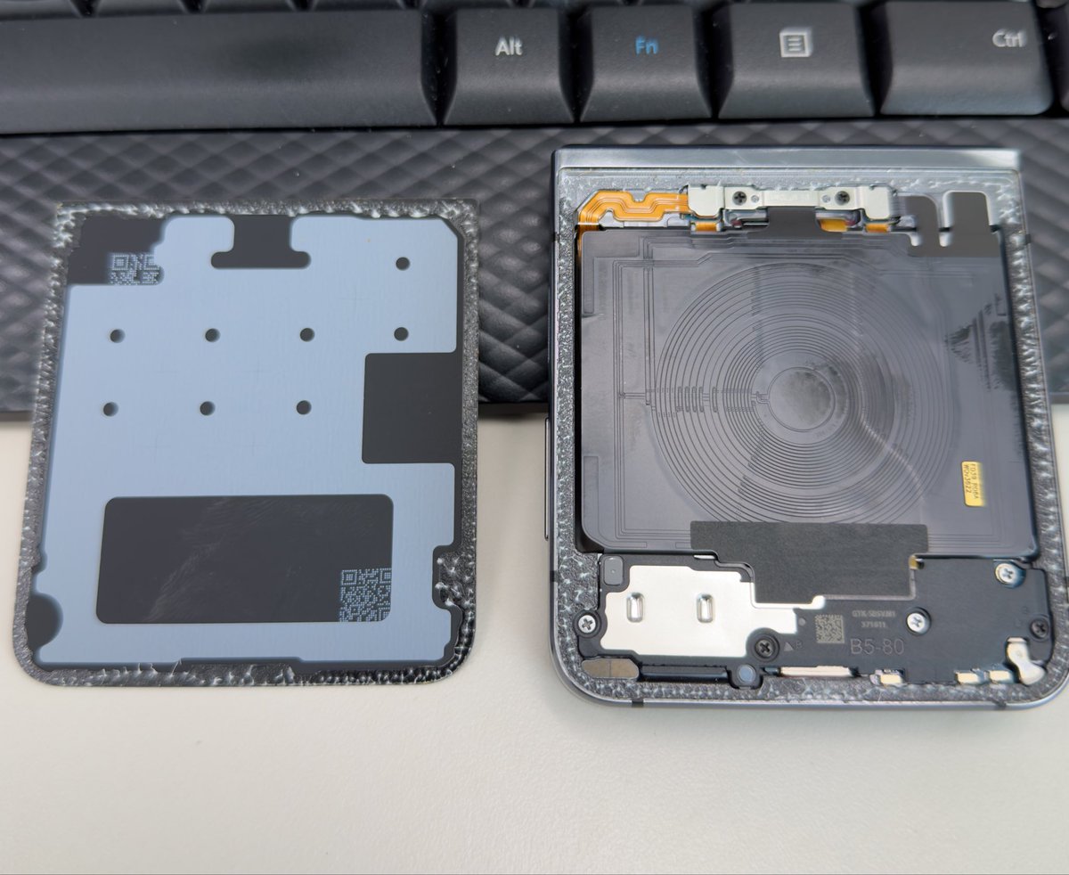 MiddleRDStudios's tweet photo. Never had a phone back simply come off, guess not enough glue was used.

#samsung #galaxyzflip5 #huh #notaniphone https://t.co/xeJcVeYltq