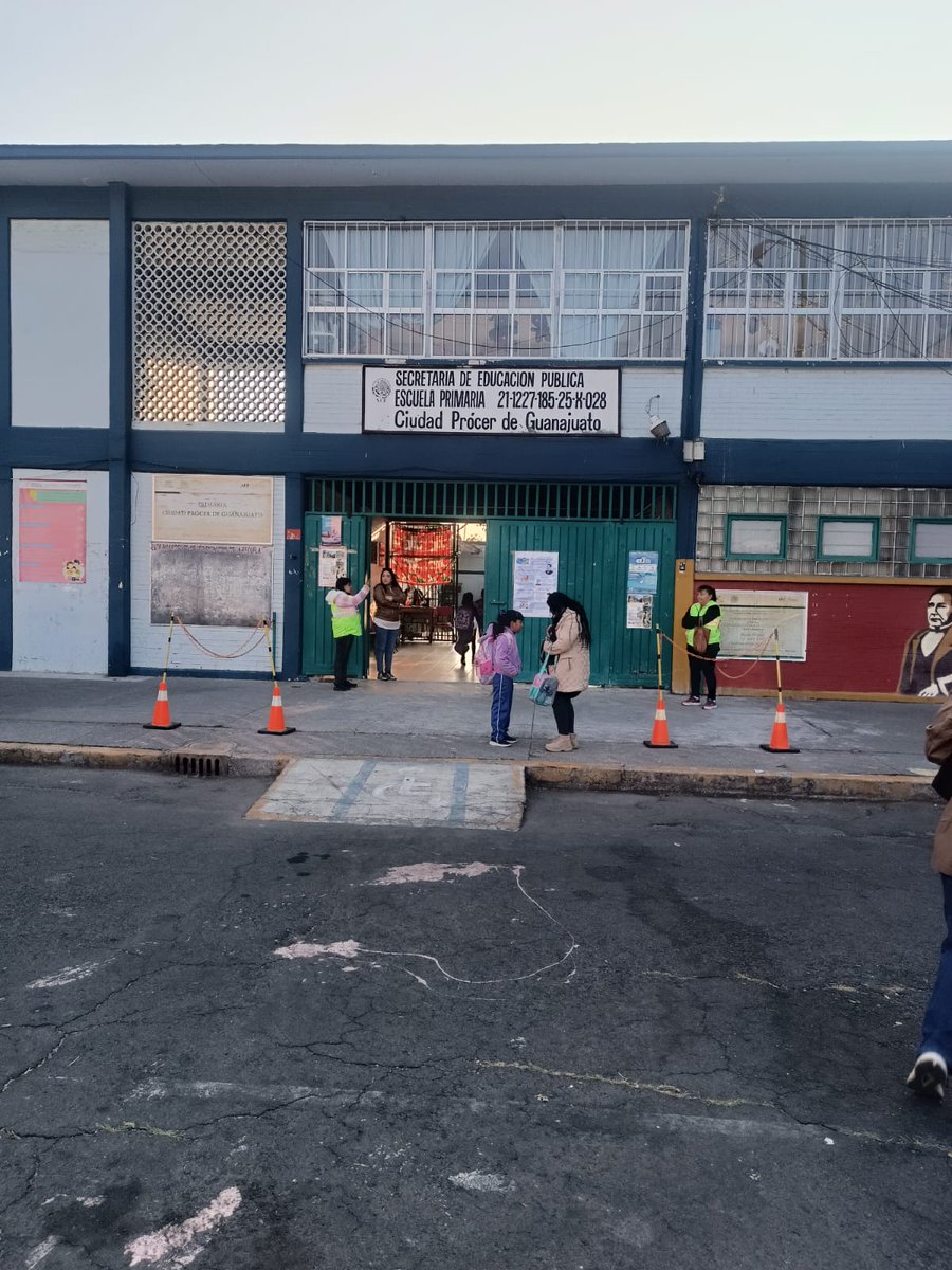 evelyn_parraA's tweet photo. En coordinación con la Policía de la Alcaldía, la Policía de la #SSC y con el Programa “#EscuelaSegura, #SenderoSeguro” integrado por padres de familia, activamos el dispositivo para cuidar a nuestras niñas, niños y jóvenes de las escuelas públicas de nuestra demarcación. https://t.co/jAYW7jxeEt