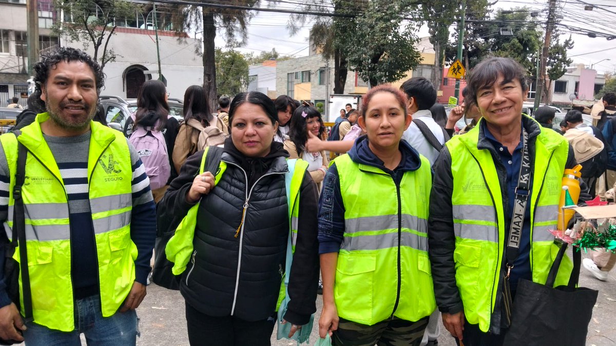 evelyn_parraA's tweet photo. En coordinación con la Policía de la Alcaldía, la Policía de la #SSC y con el Programa “#EscuelaSegura, #SenderoSeguro” integrado por padres de familia, activamos el dispositivo para cuidar a nuestras niñas, niños y jóvenes de las escuelas públicas de nuestra demarcación. https://t.co/jAYW7jxeEt