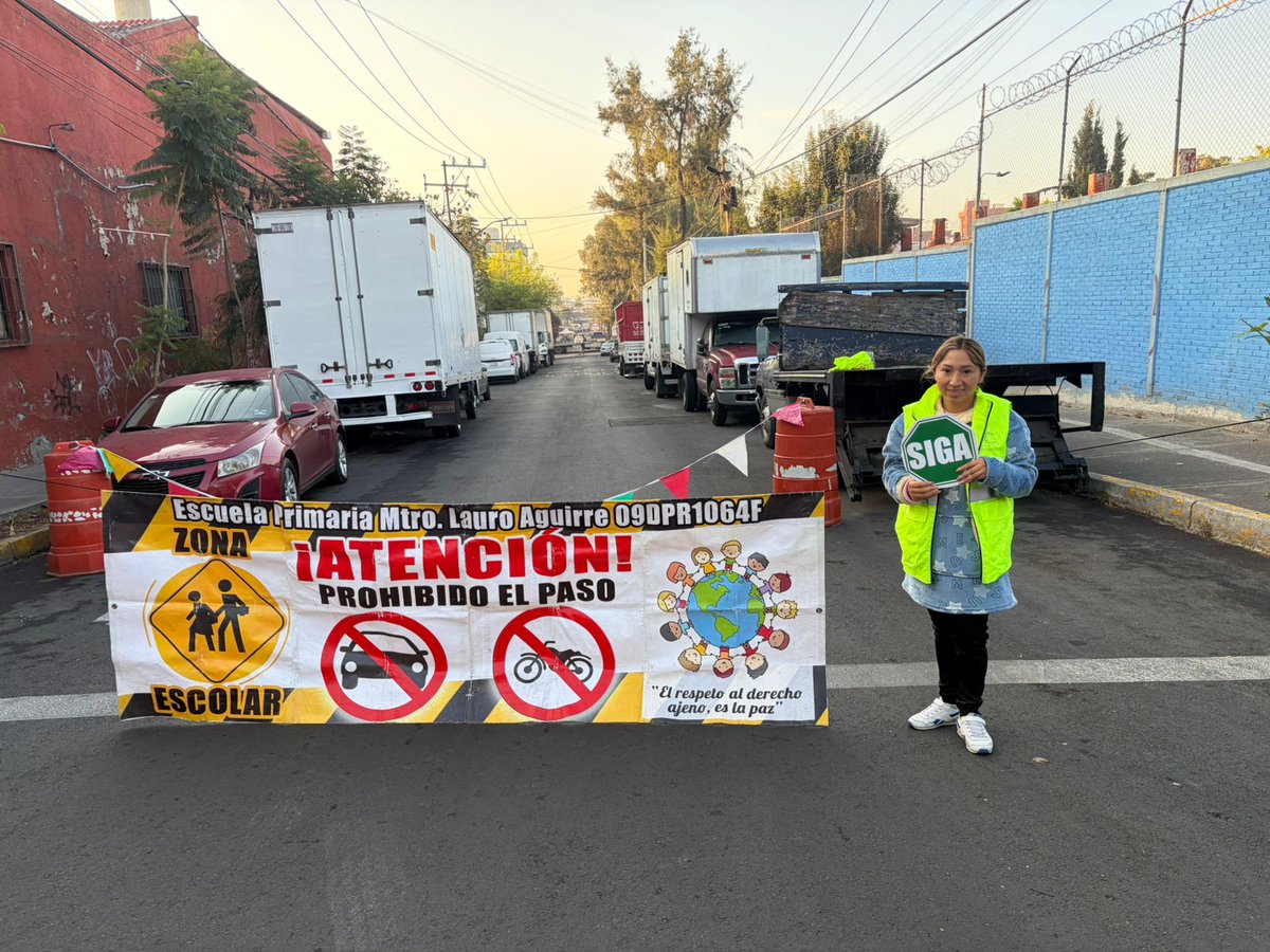 evelyn_parraA's tweet photo. En coordinación con la Policía de la Alcaldía, la Policía de la #SSC y con el Programa “#EscuelaSegura, #SenderoSeguro” integrado por padres de familia, activamos el dispositivo para cuidar a nuestras niñas, niños y jóvenes de las escuelas públicas de nuestra demarcación. https://t.co/jAYW7jxeEt
