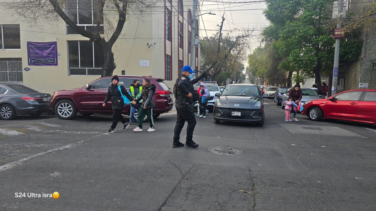 evelyn_parraA's tweet photo. En coordinación con la Policía de la Alcaldía, la Policía de la #SSC y con el Programa “#EscuelaSegura, #SenderoSeguro” integrado por padres de familia, activamos el dispositivo para cuidar a nuestras niñas, niños y jóvenes de las escuelas públicas de nuestra demarcación. https://t.co/jAYW7jxeEt