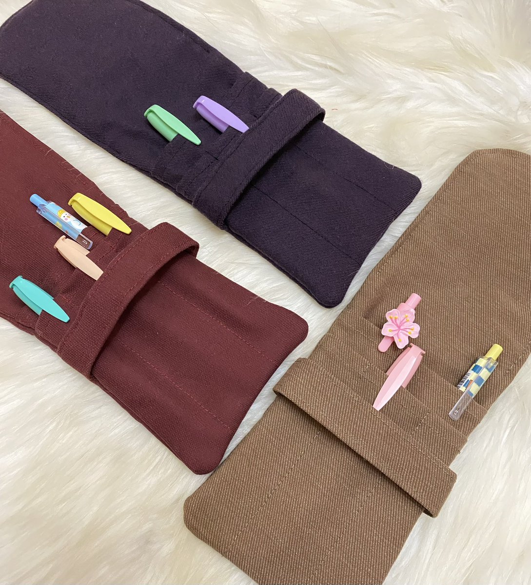 Kapaklı Kalem Kılıfı 🫶🏻 bordo &amp; patlıcan moru &amp; taba 🥳 en çok yeşil satılıyo diye bunların pabucunu dama atmadık🙂‍↔️ toplam 9 farklı renk seçeneği mevcut, link yorumda🩷 beğenirseniz çok sevinirim🥹👉🏻👈🏻