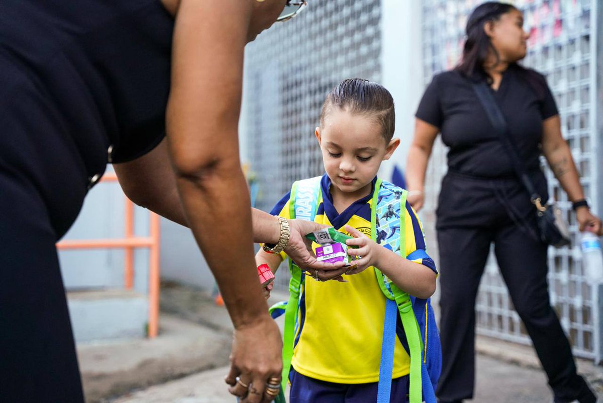 Desde tempranas horas, el equipo de AFI, junto a su director ejecutivo Eduardo Rivera Cruz, dijo presente en la Escuela Carmen Gómez Tejera de Bayamón, llevando jugos y barritas nutritivas para dar la bienvenida a nuestros estudiantes en el inicio del semestre escolar.