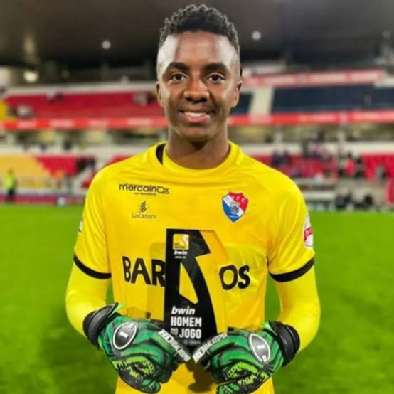 venecasagrande's tweet photo. Andrew acabou de ser comunicado pelo Gil Vicente que está liberado para viajar e fazer exames no Flamengo. O goleiro chega em breve ao Rio para assinar com o Rubro-Negro contrato válido por 4 anos. https://t.co/DJI30Mt82g