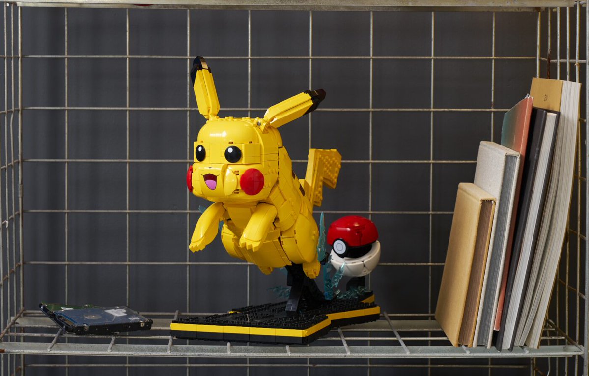 MGG_France's tweet photo. Les sets Lego Pokémon ont officiellement été dévoilés et sont déjà disponibles en précommande !

• Dracaufeu/Tortank/Florizarre - 6838 pièces : 649,99€ 
• Pikachu & PokéBall - 2050 pièces : 199,99€
• Evoli 587 - pièces : 59,99€

Deux autres sets seront aussi disponibles !

• Centre Pokémon - 233 pièces (27 février)
• Collection de badges de la région de Kanto (Bonus de précommande pour les 3 starters)