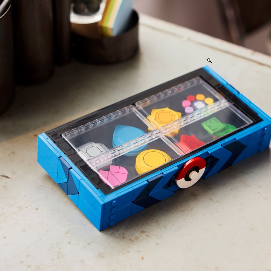MGG_France's tweet photo. Les sets Lego Pokémon ont officiellement été dévoilés et sont déjà disponibles en précommande !

• Dracaufeu/Tortank/Florizarre - 6838 pièces : 649,99€ 
• Pikachu & PokéBall - 2050 pièces : 199,99€
• Evoli 587 - pièces : 59,99€

Deux autres sets seront aussi disponibles !

• Centre Pokémon - 233 pièces (27 février)
• Collection de badges de la région de Kanto (Bonus de précommande pour les 3 starters)